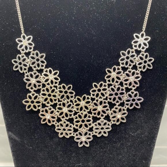 Beautiful necklace floral silver tone rhinestones - Picture 2 of 5